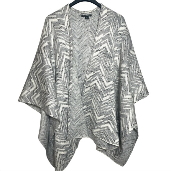 Tahari Sweater Shawl Wrap women’s OSFA Heavyweight Gray Geometric Pattern poncho - Picture 1 of 4